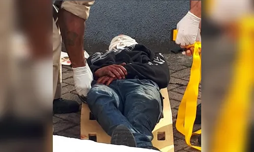 Suspeito de tentar assaltar mulher é preso após ser espancado por populares