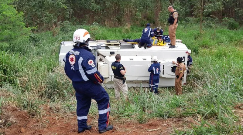 Carro-forte teria sido jogado para fora da pista por um caminhão, durante manobra de ultrapassagem. (Foto: Agência PRF)