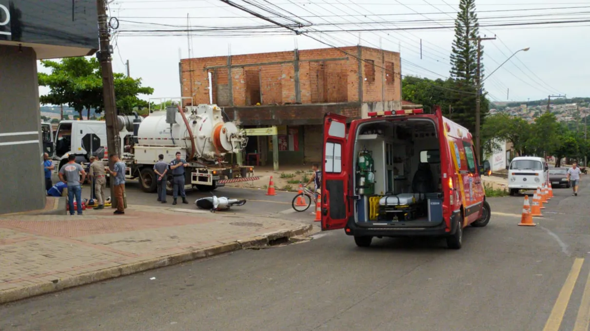 Acidente entre moto e caminhão deixa mulher ferida em Apucarana