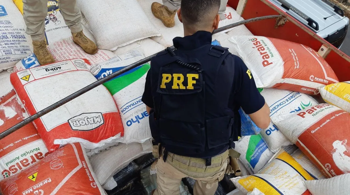 Droga era transportada em uma carreta, abordada na BR-277 em Medianeira; motorista foi preso. (Foto: Agência PRF)