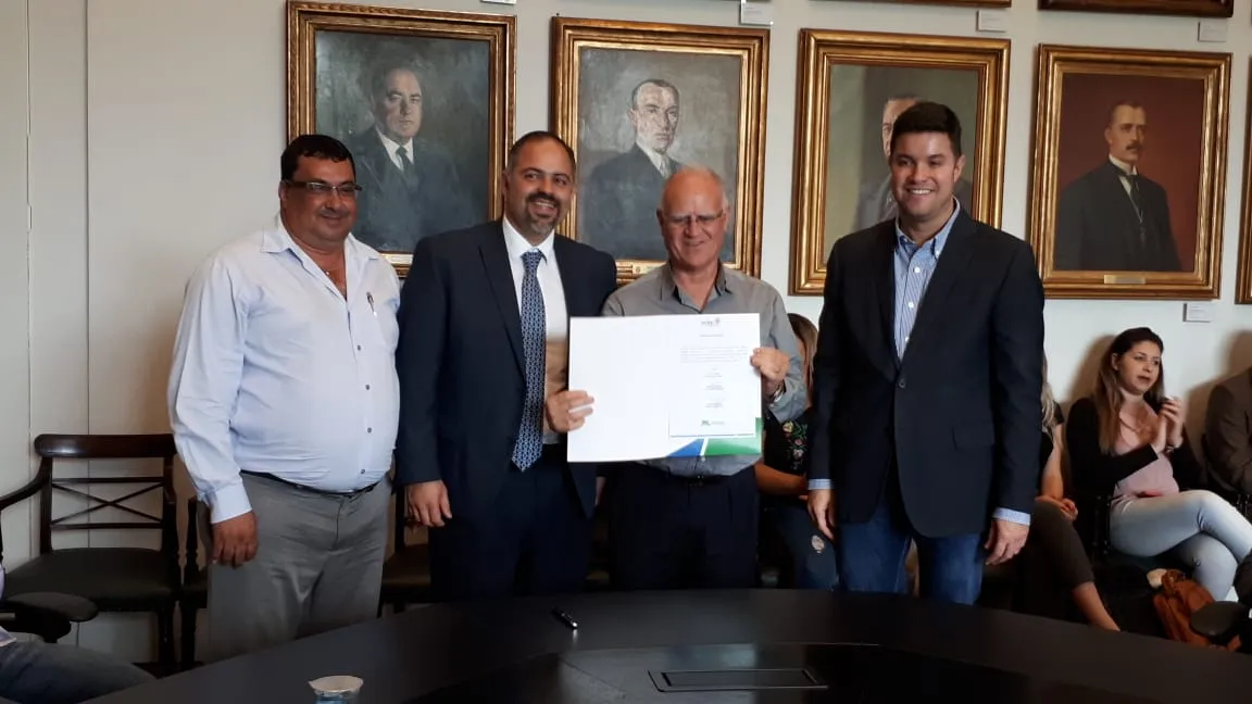 Prefeito de Godoy Moreira assina convênio para construção de Barracão Industrial