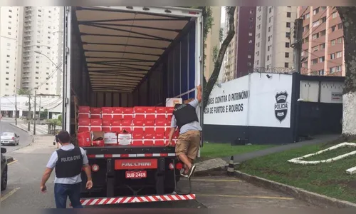 Polícia encontra carga de cerveja roubada escondida em depósito de supermercado