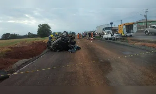 Colisão seguida de capotamento deixa dois feridos na PR-444