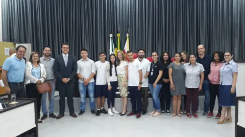 Jovens do parlamento com vereadores e autoridades