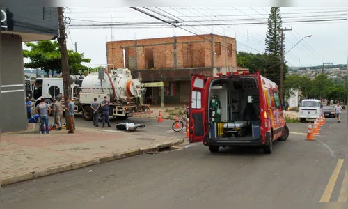 Acidente entre moto e caminhão deixa mulher ferida em Apucarana