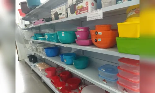 Voluntários preparam bazar beneficente de dezembro