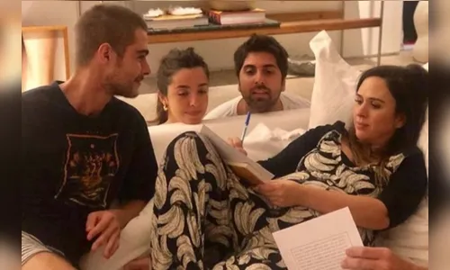Tatá Werneck anuncia que já se casou com Rafa Vitti e mostra foto assinando papéis no sofá