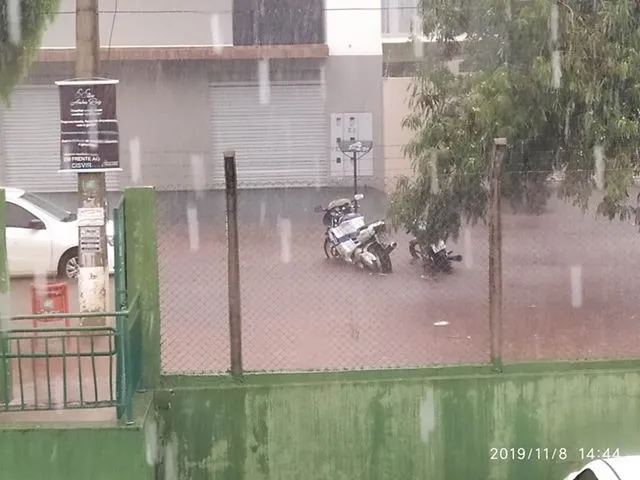 Chuva inunda Avenida Santa Catarina, em Apucarana; outros pontos da cidade também sofreram com o temporal