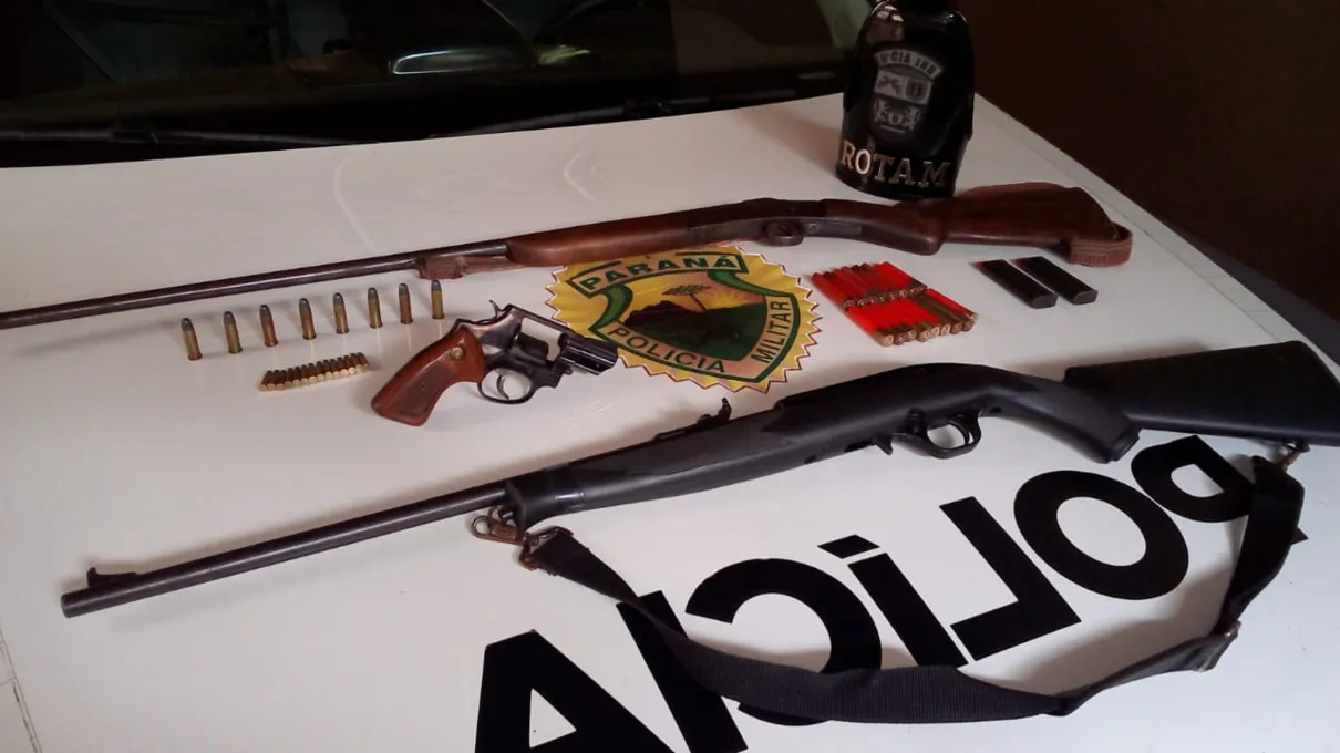 O armamento foi apreendido em uma propriedade rural em Jardim Alegre. (Foto: PM/Divulgação)