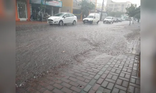 
						
							Chuva inunda Avenida Santa Catarina, em Apucarana; outros pontos da cidade também sofreram com o temporal
						
						