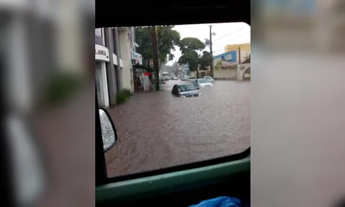 
						
							Chuva inunda Avenida Santa Catarina, em Apucarana; outros pontos da cidade também sofreram com o temporal
						
						