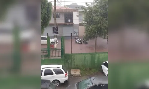 
							Chuva inunda Avenida Santa Catarina, em Apucarana; outros pontos da cidade também sofreram com o temporal
						
						