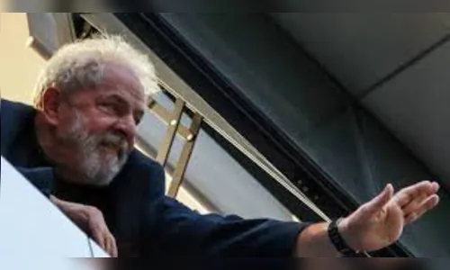 Ex-presidente Lula sai da prisão