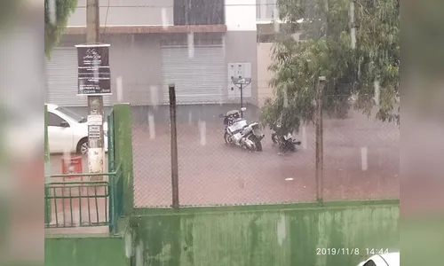 Chuva inunda Avenida Santa Catarina, em Apucarana; outros pontos da cidade também sofreram com o temporal