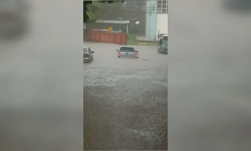 
						
							Chuva inunda Avenida Santa Catarina, em Apucarana; outros pontos da cidade também sofreram com o temporal
						
						