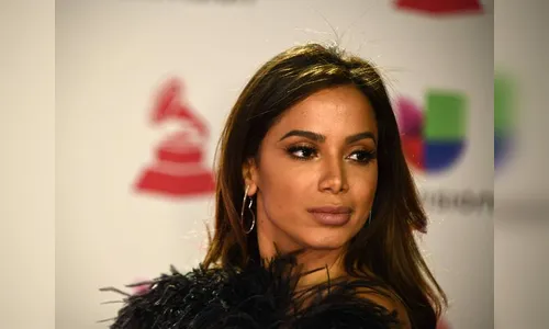 Anitta diz que quer ter 'boca de metida' e realiza procedimento estético