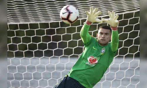 Tite convoca goleiro Santos para amistosos da Seleção e busca substituto para David Neres