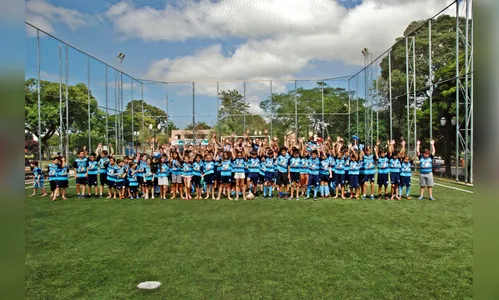 Escolinha de futebol recebe kits esportivos em Faxinal