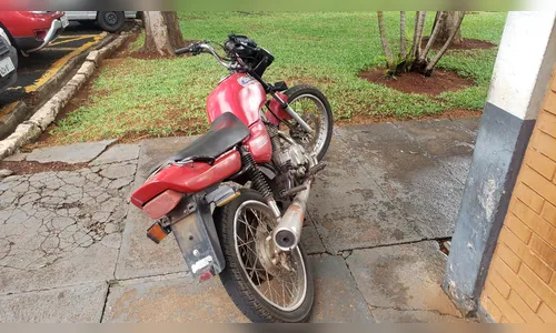 PM prende dois rapazes com drogas e motocicleta ilegal, em Apucarana