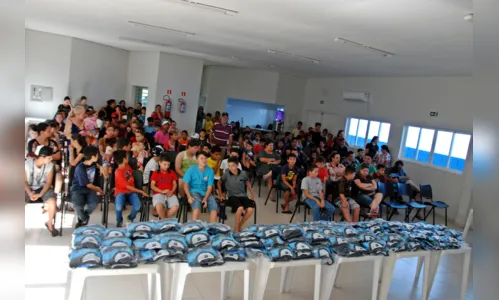 
							Escolinha de futebol recebe kits esportivos em Faxinal
						
						