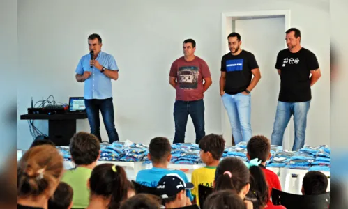 
							Escolinha de futebol recebe kits esportivos em Faxinal
						
						