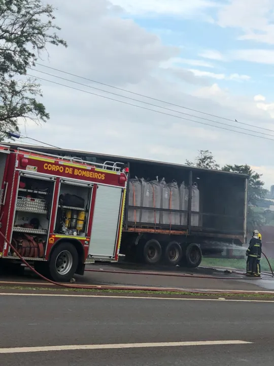 Caminhão que seguia para Maringá pega fogo em Apucarana 