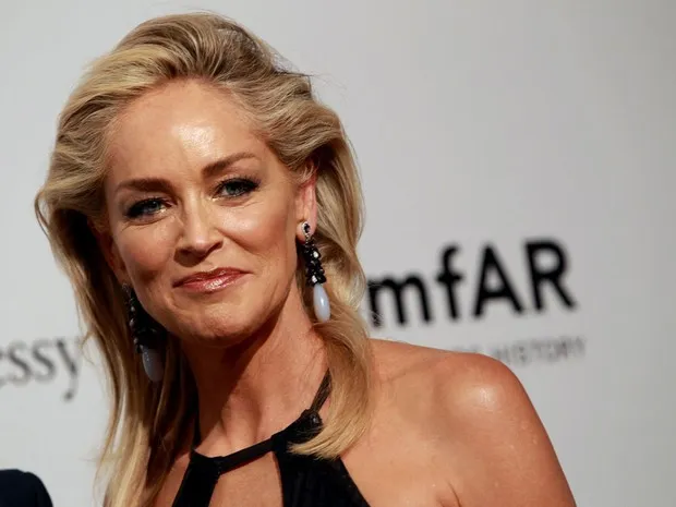 Sharon Stone recria cruzada de pernas de filme e afirma que já foi considerada uma piada