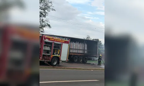 Caminhão que seguia para Maringá pega fogo em Apucarana 