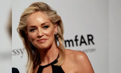 Sharon Stone recria cruzada de pernas de filme e afirma que já foi considerada uma piada