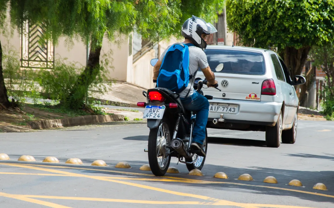 Motociclistas alegam que as calotas dificultam a passagem. Foto: Maicon Sales/Tribuna do Norte