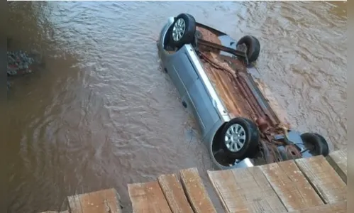 Bebê e avô morrem após carro cair de ponte, no Paraná