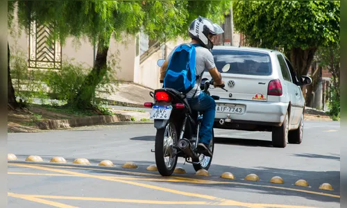 Motociclistas reclamam das calotas de sinalização instaladas na Rua Casemiro de Abreu, em Apucarana