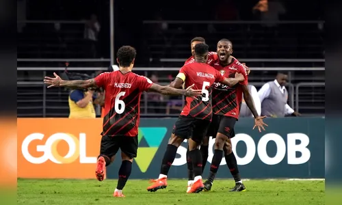 Com falha de goleiro, Athletico vence São Paulo no Morumbi e volta para o G6 do Brasileirão