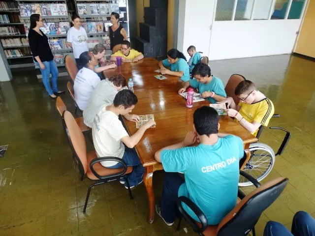 Alunos do projeto “Centro Dia” da APAE visitam Biblioteca