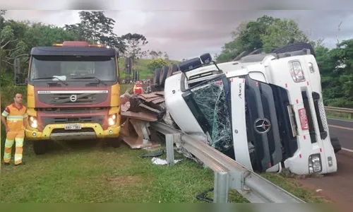 Carreta tomba e espalha carga de madeira na BR 376