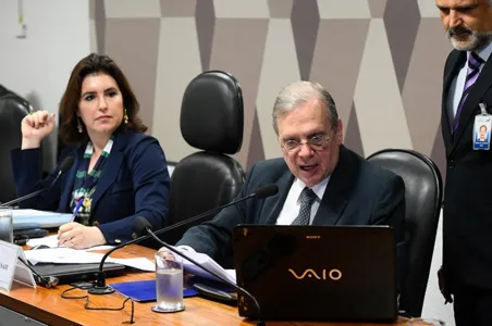 Senador Tasso Jereissati, relator da reforma da Previdência no Senado, ao lado da presidente da CCJ, senadora Simone Tebet  Fonte: Agência Senado. (Foto: Marcos Oliveira/Agência Senado)