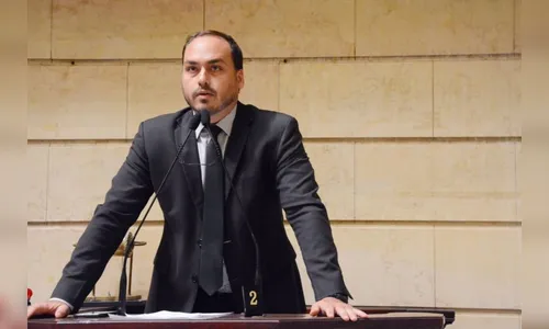 Carlos Bolsonaro amanhece sem contas nas redes sociais