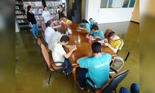 Alunos do projeto “Centro Dia” da APAE visitam Biblioteca