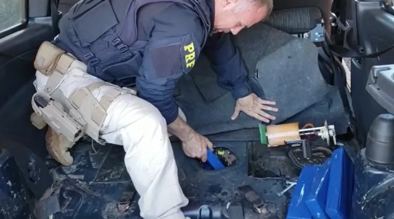 Traficante preso usava duas garrafas de cachaça semiabertas para tentar disfarçar o cheiro de etanol dentro do carro. (Agência PRF)