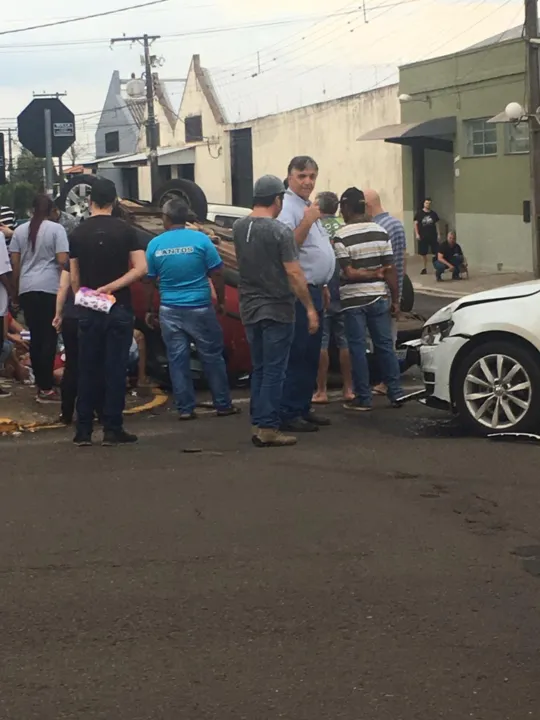 Acidente deixa uma pessoa ferida em Apucarana; carro ficou de ponta cabeça