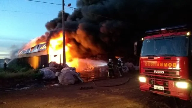 Incêndio destrói barracão de materiais recicláveis em Paiçandu