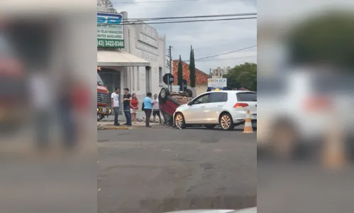 
							Acidente deixa uma pessoa ferida em Apucarana; carro ficou de ponta cabeça
						
						