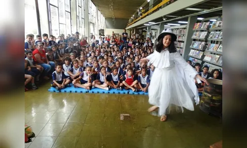 Atores do curso livre de teatro se apresentam para alunos de Escola Municipal