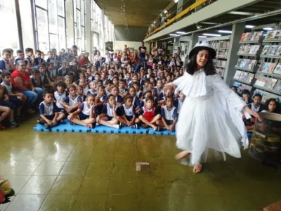 Atores do curso livre de teatro se apresentam para alunos de Escola Municipal