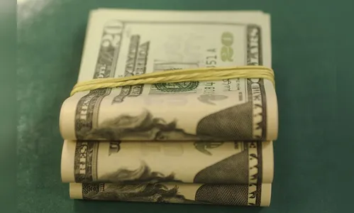 Dólar encosta em R$ 4,26 e fecha no maior nível desde criação do real
