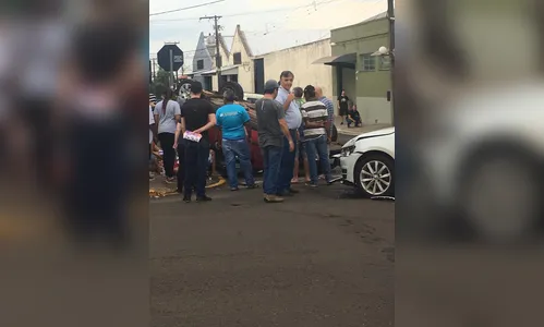 Acidente deixa uma pessoa ferida em Apucarana; carro ficou de ponta cabeça