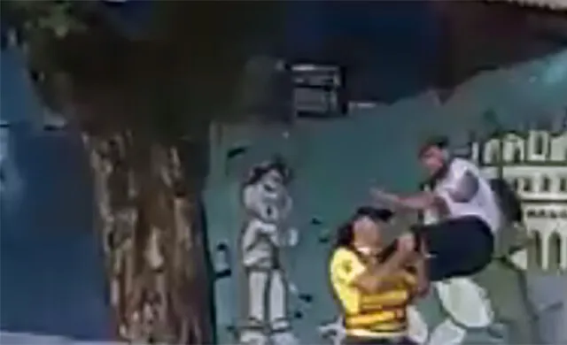 Reprodução do vídeo em que o agressor aparece dando uma “voadora” no agente de trânsito (reprodução vídeo)