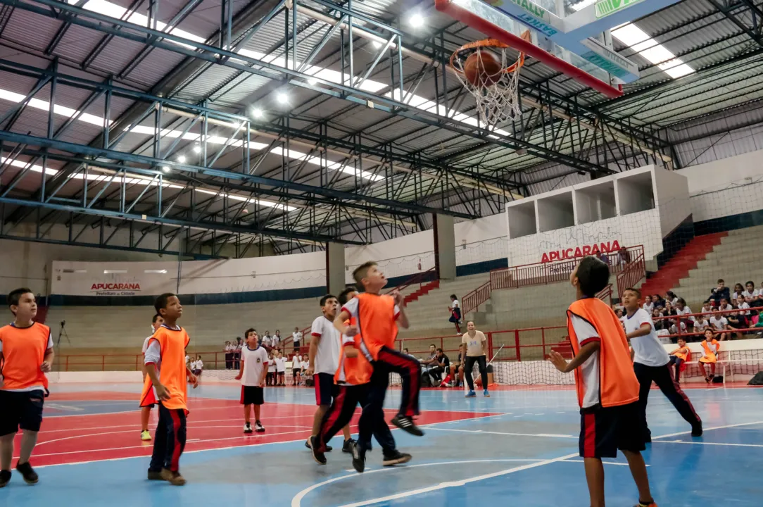 Alunos das escolas municipais participam de festival de basquete