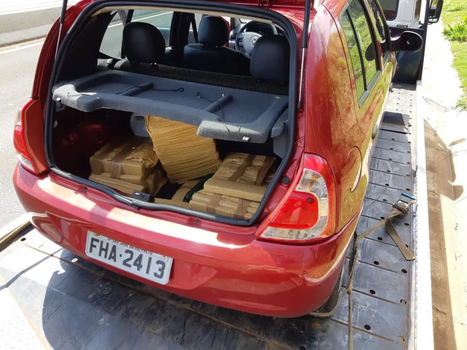 PRF encontra 50 kg de maconha no bagageiro de veículo que estava sendo guinchado 