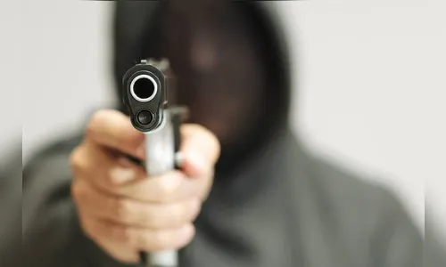 Homem sofre sequestro relâmpago e acaba amarrado em árvore, em Arapongas